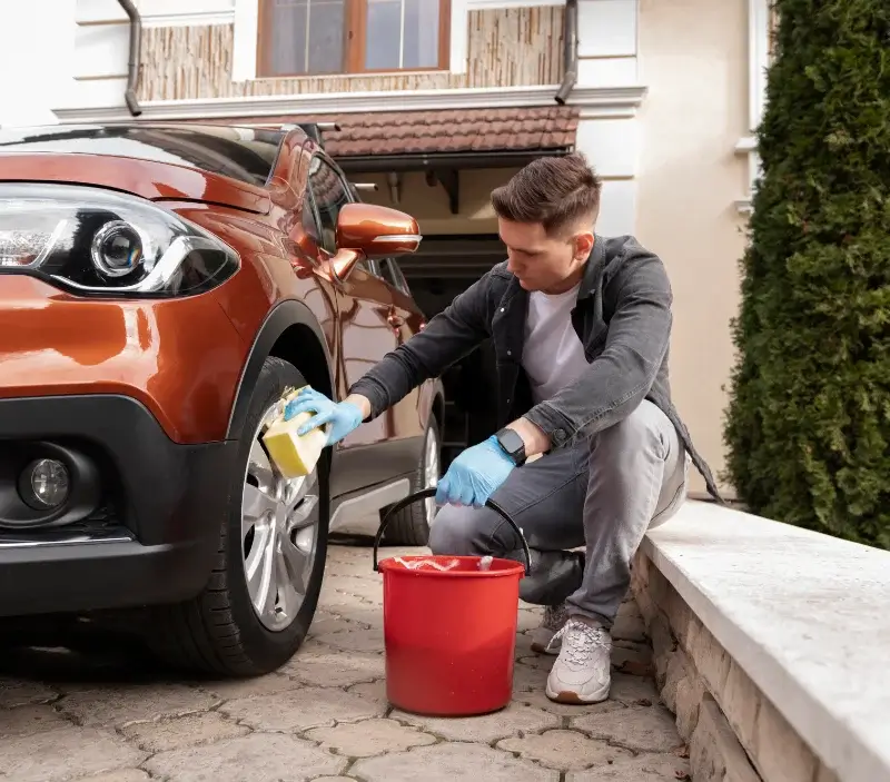 Lavage auto à domicile Sauvat : professionnel intervenant sur un véhicule